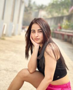 Niyati Fatnani Instagram - Edgy huh 💋 . . . . #asmita #mood #pink #dearishq #hotstar #web #romance #staytuned #niyatifatnani