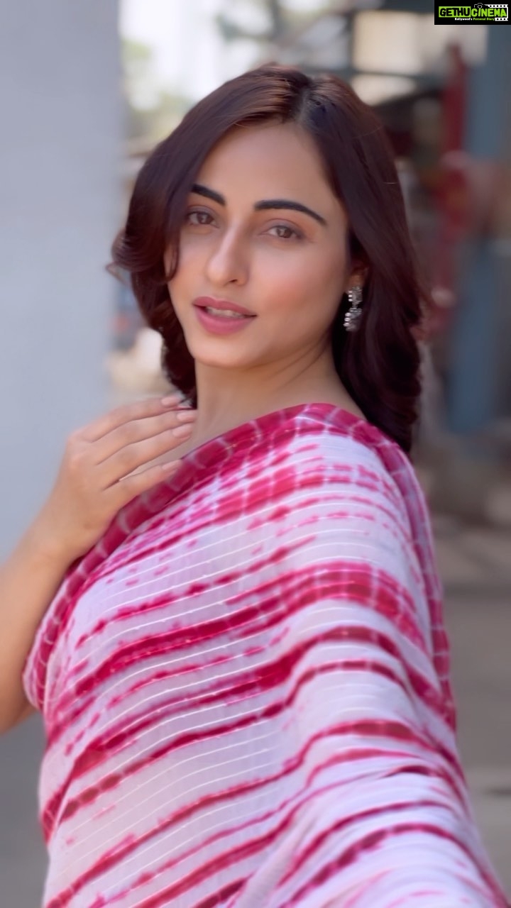Niyati Fatnani Instagram - Wo keh de toh….♥️ . . . . . #dearishq #hotstar #transitionreels #saree #love #staytuned #niyatifatnani