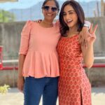 Niyati Fatnani Instagram - Cutie beauties 🥀 @muskan_bajaj02081987 🥰 . . . . #dearishq #twinning #tuesday #mood #staytuned #hotstar #niyatifatnani