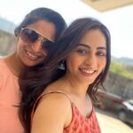 Niyati Fatnani Instagram - Cutie beauties 🥀 @muskan_bajaj02081987 🥰 . . . . #dearishq #twinning #tuesday #mood #staytuned #hotstar #niyatifatnani
