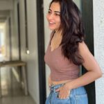 Niyati Fatnani Instagram - In the moment🌻 . . . . #workingsunday #shoot #dearishq #hotstar #moment #niyatifatnani