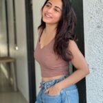 Niyati Fatnani Instagram - In the moment🌻 . . . . #workingsunday #shoot #dearishq #hotstar #moment #niyatifatnani