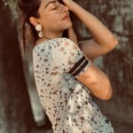 Niyati Fatnani Instagram - 🍂🍃 . . . . #monday #blues #portraitphotography #niyatifatnani