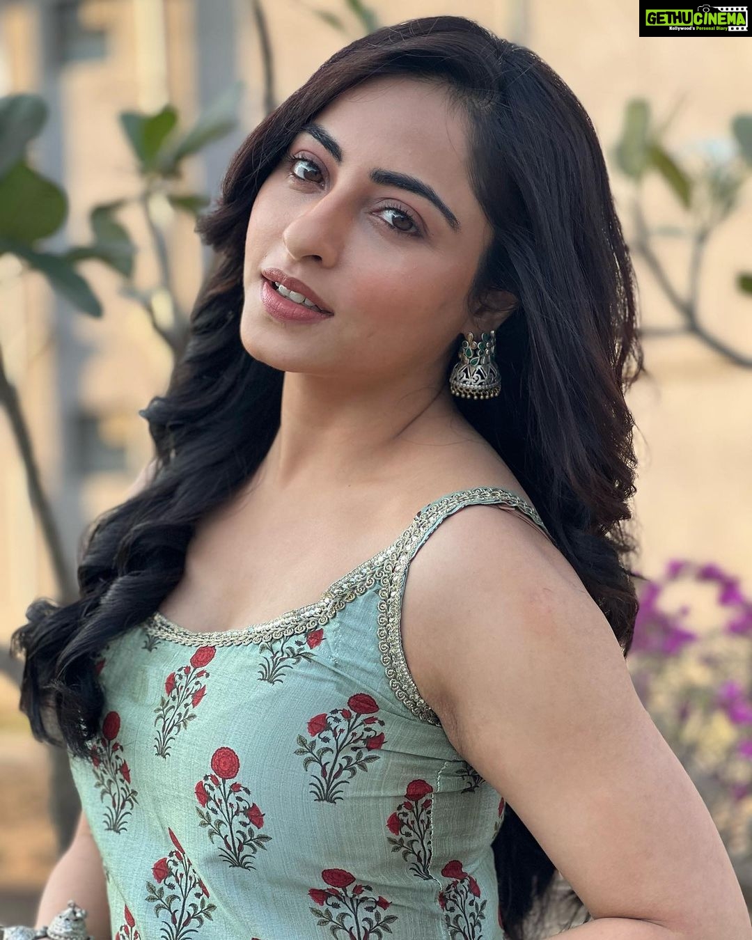 Niyati Fatnani Instagram - Asmita Roy🥀 Episode 3 of #dearishq streaming on @disneyplushotstar . . . . #asmita #editor #dearishqonhotstar #romance #lovestory #ott #bangali #newme #niyatifatnani