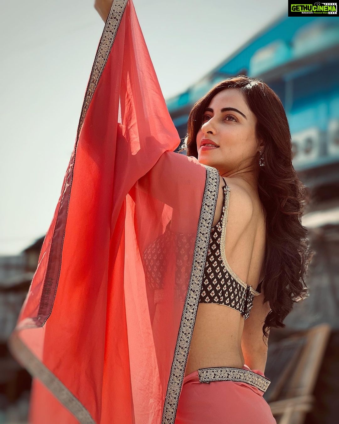 Niyati Fatnani Instagram - Always a Saree girl♥️ . . . #saree #dearishqonhotstar #asmitaroy #look #ootd #desigirl #niyatifatnani