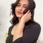 Niyati Fatnani Instagram - Happy Monday to everyone ♥️ . . . . #monday #nomondayblues #offday #dearishq #hotstar #romance #staytuned #alothappening #niyatifatnani