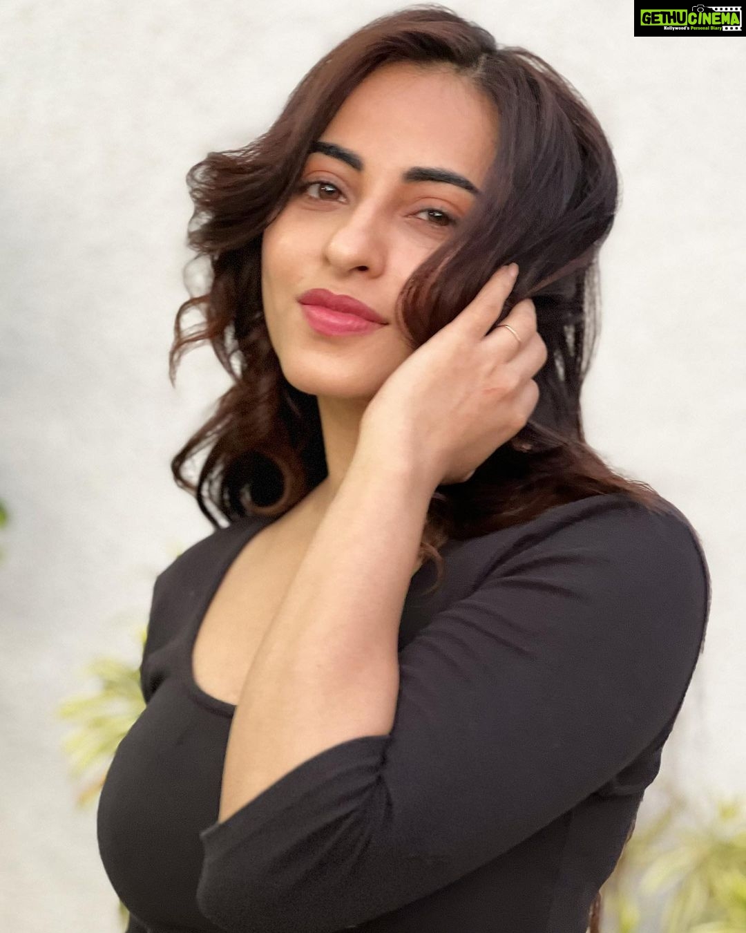 Niyati Fatnani Instagram - Happy Monday to everyone ♥️ . . . . #monday #nomondayblues #offday #dearishq #hotstar #romance #staytuned #alothappening #niyatifatnani