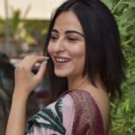 Niyati Fatnani Instagram - हाय मैं क्या करूं................... लाल बिंदी में तू इन्नी सोहणी लगदी☘🤭🙈 . . . . . #sareeday #nofilter #raw #bindi #traditionalwear #tuesday #me #niyatifatnani
