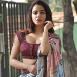 Niyati Fatnani Instagram - हाय मैं क्या करूं................... लाल बिंदी में तू इन्नी सोहणी लगदी☘🤭🙈 . . . . . #sareeday #nofilter #raw #bindi #traditionalwear #tuesday #me #niyatifatnani