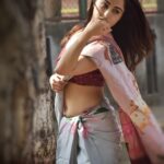 Niyati Fatnani Instagram - हाय मैं क्या करूं................... लाल बिंदी में तू इन्नी सोहणी लगदी☘🤭🙈 . . . . . #sareeday #nofilter #raw #bindi #traditionalwear #tuesday #me #niyatifatnani