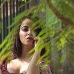Niyati Fatnani Instagram - हाय मैं क्या करूं................... लाल बिंदी में तू इन्नी सोहणी लगदी☘🤭🙈 . . . . . #sareeday #nofilter #raw #bindi #traditionalwear #tuesday #me #niyatifatnani