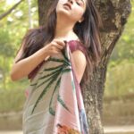 Niyati Fatnani Instagram – हाय मैं क्या करूं………………. लाल बिंदी में तू इन्नी सोहणी लगदी☘🤭🙈
.
.
.
.
.
#sareeday #nofilter #raw #bindi #traditionalwear #tuesday #me #niyatifatnani
