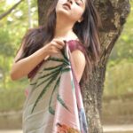 Niyati Fatnani Instagram - हाय मैं क्या करूं................... लाल बिंदी में तू इन्नी सोहणी लगदी☘🤭🙈 . . . . . #sareeday #nofilter #raw #bindi #traditionalwear #tuesday #me #niyatifatnani