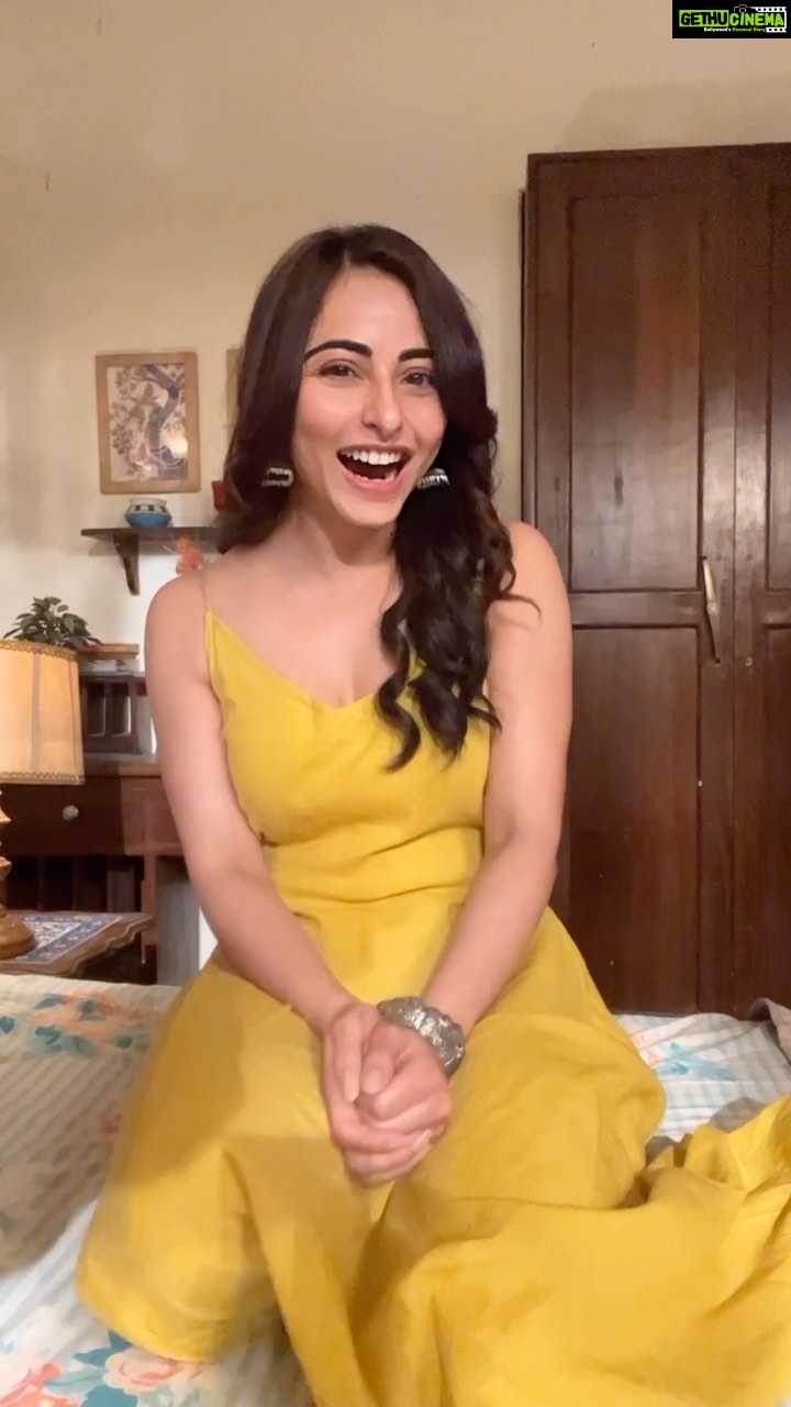 Niyati Fatnani Instagram - Sunday ka gyaan for the boys who need this☺️🌻 . . . . #sunday #reelsinstagram #onset #dearishq #hotstar #funnyvideos #niyatifatnani