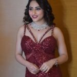 Niyati Fatnani Instagram - Roses or chillies ? You decide 🥀/🌶 Swipe👈 ______________________________________ Styled by: @praanavsrathod Wearing: @aashiluthrastore HMU &Jewellery: @makeoverbysejalthakkar and team Pc: @barkhafatnani 💫 . . . . #reddress #longhair #glamnight #niyatifatnani