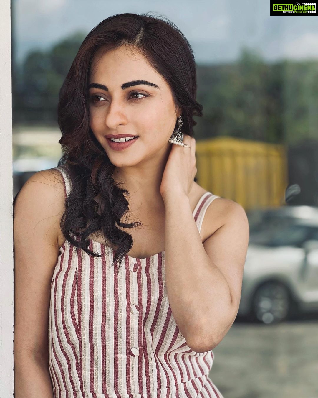 Niyati Fatnani Instagram - 🌻 . . . . #dearishqonhotstar #asmitaroy #look #ootd #staytuned #romance #comedy #mystery #niyatifatnani