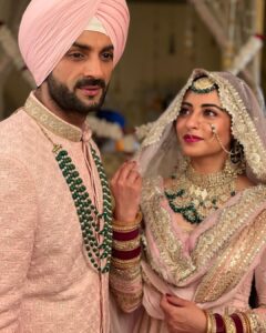Niyati Fatnani Instagram - Kya Bolte ho, karloon Chichad Singh se Shaadi? 😉
-Ginny Grewal
.
.
.
.
.
#gityawedding #ginnigrewal #aditya #channamereya #gitya #inshoot #niyatifatnani #bridal