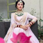 Niyati Fatnani Instagram - चेहरे की लाली न देखो, जनाब मन की सादगी देखो🥀 . . . . #bridal #simplicity #beauty #innerpeace #pink #favorite #mostfavorite #ginny #channamereya #hotstar #starbharat #niyatifatnani