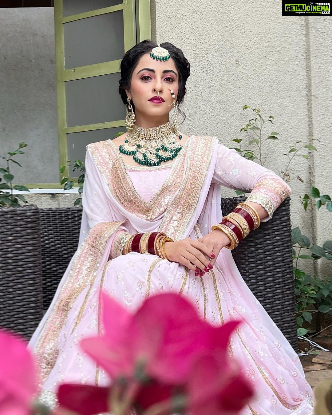 Niyati Fatnani Instagram - चेहरे की लाली न देखो, जनाब मन की सादगी देखो🥀 . . . . #bridal #simplicity #beauty #innerpeace #pink #favorite #mostfavorite #ginny #channamereya #hotstar #starbharat #niyatifatnani