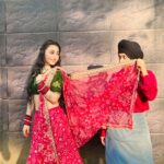 Niyati Fatnani Instagram - My newly found love Sandy Singh😘😂🌸❤️ @4umehra . . . . . . . #bts #onsetmasti #onset #dance #fun #coactors #channamereya #hotstar #starbharat #4u #niyatifatnani