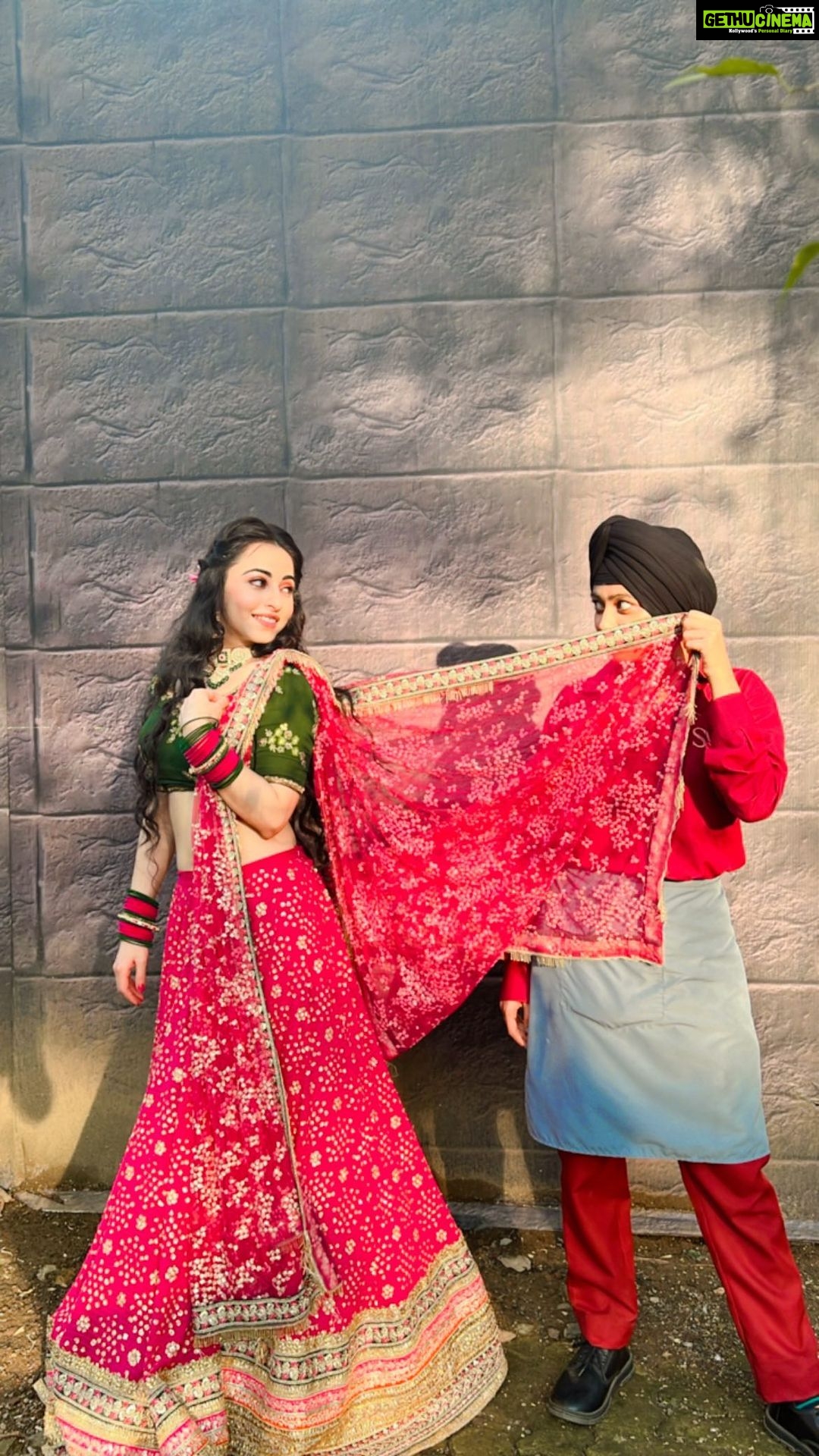 Niyati Fatnani Instagram - My newly found love Sandy Singh😘😂🌸❤️ @4umehra . . . . . . . #bts #onsetmasti #onset #dance #fun #coactors #channamereya #hotstar #starbharat #4u #niyatifatnani
