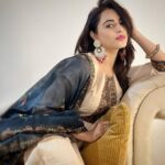 Niyati Fatnani Instagram - Okay I am ready to cease the day🎶❤️🙏🏽🥀 Wearing: @ekana.label Stylist: @socialpinnaclepr X @styling.your.soul . . . . #traditional #festivewear #ootd #mood #niyatifatnani #monday #motivation
