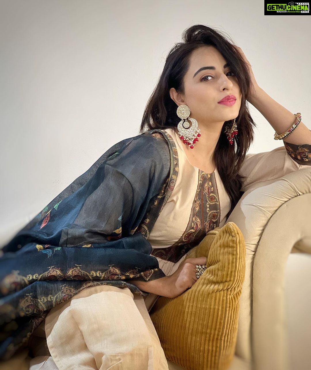 Niyati Fatnani Instagram - Okay I am ready to cease the day🎶❤️🙏🏽🥀 Wearing: @ekana.label Stylist: @socialpinnaclepr X @styling.your.soul . . . . #traditional #festivewear #ootd #mood #niyatifatnani #monday #motivation