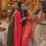 Niyati Fatnani Instagram - Shadi wala Ghar, quite evident💃💥 @dhriti.goenka @me_sanjanaa . . . . . #wedding #functions #channamereya #fun #onset #coactors #dance #ginni #niyatifatnani