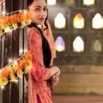 Niyati Fatnani Instagram - Galee mein aaj Chaand nikla?🥀 . . . . . #karwachauth #2022 #festive #mood #niyatifatnani