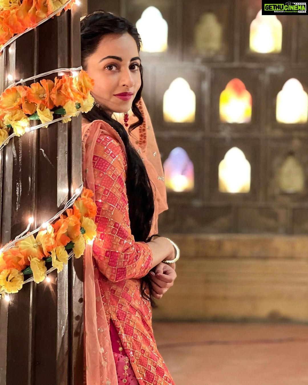 Niyati Fatnani Instagram - Galee mein aaj Chaand nikla?🥀 . . . . . #karwachauth #2022 #festive #mood #niyatifatnani