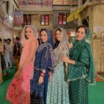Niyati Fatnani Instagram - Chaand Bairi Chhup Jane De😉😘 @vishwapreet_kaur @dhriti.goenka @me_sanjanaa . . . . . . #channamereya #coactors #trendingreels #oldsongs #fun #dancing #happygirls #prettiest #ginni #niyatifatnani
