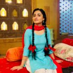 Niyati Fatnani Instagram - Very relatable right🌸 . . . . . #inshoot #bts #trendingreels #motherdaughter #ginni #gulabo #niyatifatnani #channamereya #starbharat