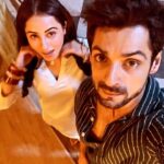 Niyati Fatnani Instagram - Ginni ka asar sab ke sar chadha hai😂👻🤪 #gitya @karanwahi . . . . . . . #banter #channamereya #behindthescenes #fun #coactors #karanwahi #niyatifatnani