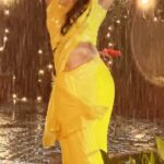 Niyati Fatnani Instagram - Thoda sa dard tu, thoda sukoon 🕊🍃 . . . . . #rehnatu #love #thyself #mood #rain #bts #channamereya #niyatifatnani