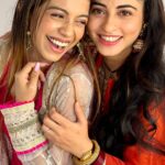 Niyati Fatnani Instagram - Well how can you show attitude when you have pretty faces in front of you huh😍🧡 . . . . . . #reeling #afterlong #reevavanshi #simranbudharup #niyatifatnani #trendingreels #channamereya