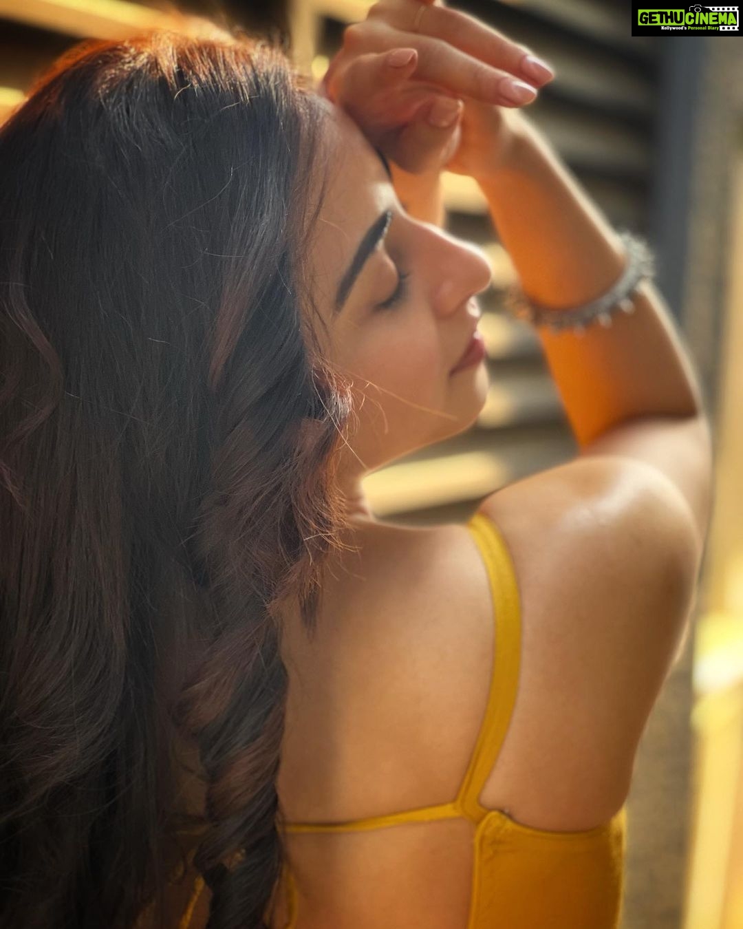 Niyati Fatnani Instagram - Dilruba🌻 . . . . #asmitaroy #dearishq #romance #phtography #throwbackthursday #niyatifatnani