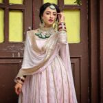 Niyati Fatnani Instagram - चेहरे की लाली न देखो, जनाब मन की सादगी देखो🥀 . . . . #bridal #simplicity #beauty #innerpeace #pink #favorite #mostfavorite #ginny #channamereya #hotstar #starbharat #niyatifatnani