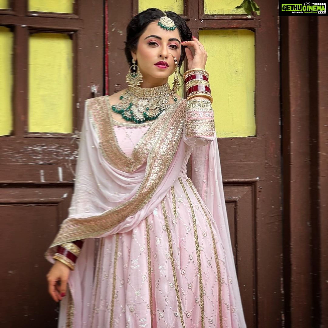 Niyati Fatnani Instagram - चेहरे की लाली न देखो, जनाब मन की सादगी देखो🥀 . . . . #bridal #simplicity #beauty #innerpeace #pink #favorite #mostfavorite #ginny #channamereya #hotstar #starbharat #niyatifatnani