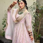Niyati Fatnani Instagram - चेहरे की लाली न देखो, जनाब मन की सादगी देखो🥀 . . . . #bridal #simplicity #beauty #innerpeace #pink #favorite #mostfavorite #ginny #channamereya #hotstar #starbharat #niyatifatnani