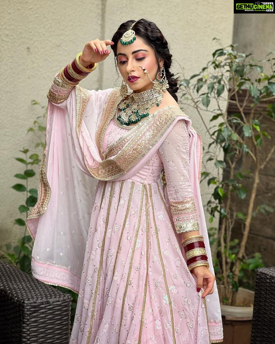 Niyati Fatnani Instagram - चेहरे की लाली न देखो, जनाब मन की सादगी देखो🥀 . . . . #bridal #simplicity #beauty #innerpeace #pink #favorite #mostfavorite #ginny #channamereya #hotstar #starbharat #niyatifatnani
