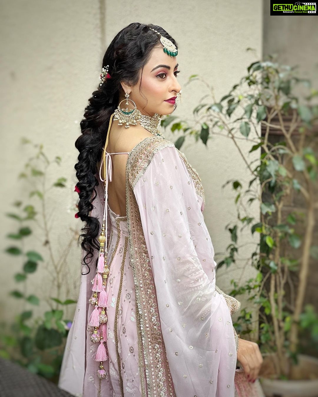 Niyati Fatnani Instagram - चेहरे की लाली न देखो, जनाब मन की सादगी देखो🥀 . . . . #bridal #simplicity #beauty #innerpeace #pink #favorite #mostfavorite #ginny #channamereya #hotstar #starbharat #niyatifatnani