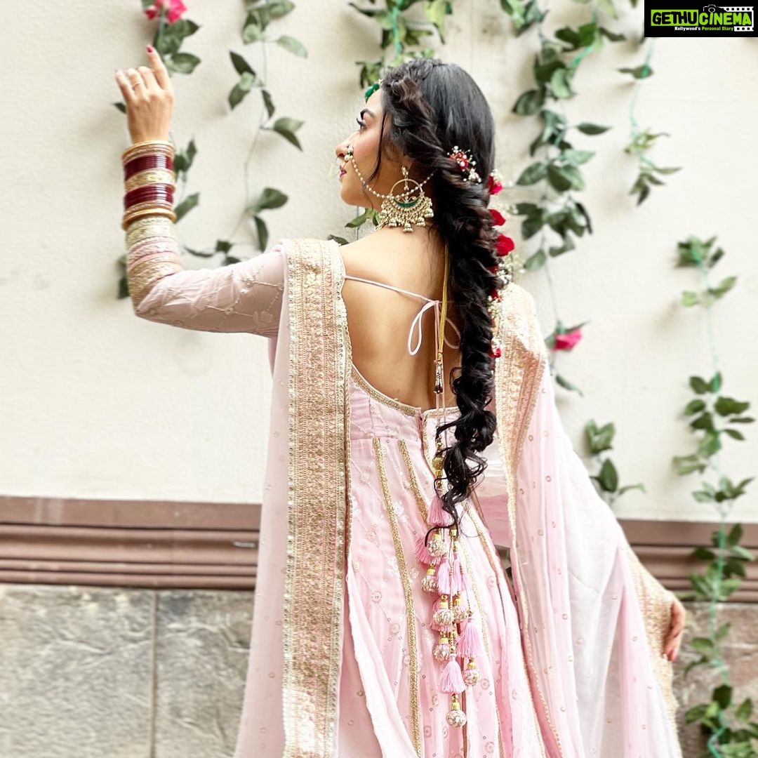 Niyati Fatnani Instagram - चेहरे की लाली न देखो, जनाब मन की सादगी देखो🥀 . . . . #bridal #simplicity #beauty #innerpeace #pink #favorite #mostfavorite #ginny #channamereya #hotstar #starbharat #niyatifatnani
