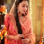 Niyati Fatnani Instagram - Galee mein aaj Chaand nikla?🥀 . . . . . #karwachauth #2022 #festive #mood #niyatifatnani