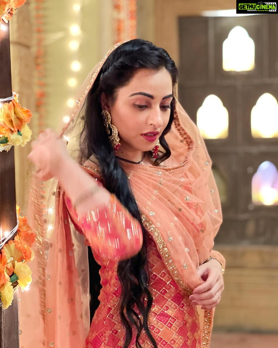 Niyati Fatnani Instagram - Galee mein aaj Chaand nikla?🥀 . . . . . #karwachauth #2022 #festive #mood #niyatifatnani