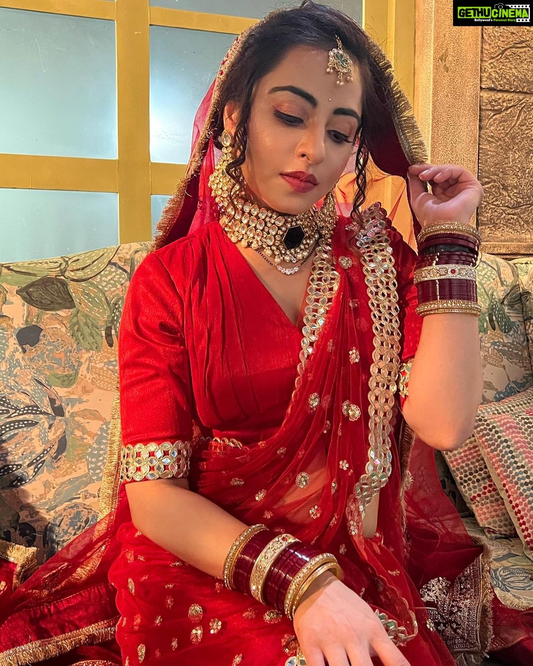 Niyati Fatnani Instagram - Guess my fav colour❤️🤪 . . . . . . #red #sareelover #channamereya #inshoot #niyatifatnani Film City Road, Goregaon, Mumbai