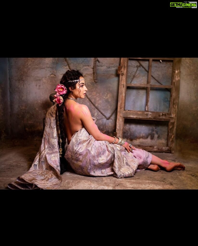 Niyati Fatnani Instagram - In Frame 💖:- @niyatifatnani . Shoot Concept:- @nehaadhvikmahajan @bridalsbynam . 💄MUA , Hair & Styling :- @nehaadhvikmahajan . MakeUp :- @myglamm . 📸:- @luvisrrani . Saree:- @korvaiindia . 💍Jewellery:- @sonisapphire . . #niyatifatnani #channamereya #makeup #ootd #nehaadhvikmahajan #makeupbyme💄 #nammakeovers #bride #to #be #bridal #look #bridalmakeupartist #destinationweddingmakeupartist #weddingmakeup #hair #hairstyling #nammakeovers #bollywood #television #makeupartist #mumbai #traveller #all #over #the #globe