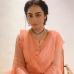 Niyati Fatnani Instagram - Bas yehi to hai sab fasaad ki jad 📱😉 . . . . . #funnyreels #funnyvideos #laugh #vibe #inshoot #ginny #channamereya #niyatifatnani