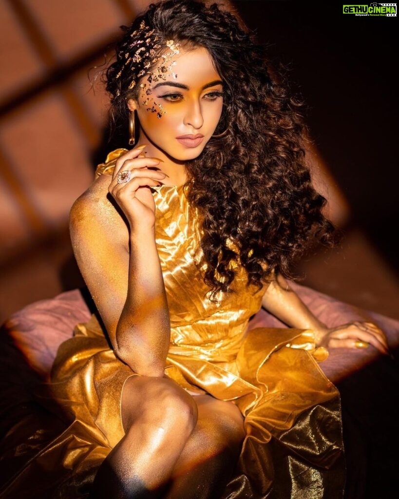 Niyati Fatnani Instagram - “U R Ur Own Gold Mine “ @niyatifatnani . Shoot Concept:- @nehaadhvikmahajan @bridalsbynam . 💄MUA , Hair & Styling :- @nehaadhvikmahajan . MakeUp :- @myglamm . 📸:- @luvisrrani . Outfit:- @nikhitatandon . . #niyatifatnani #channamereya #makeup #ootd #nehaadhvikmahajan #bridalsbynam #makeupbyme💄 #nammakeovers #bride #to #be #bridal #look #bridalmakeupartist #destinationweddingmakeupartist #weddingmakeup #hair #hairstyling #nammakeovers #bollywood #television #makeupartist #mumbai #traveller #all #over #the #globe