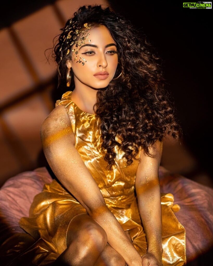 Niyati Fatnani Instagram - “U R Ur Own Gold Mine “ @niyatifatnani . Shoot Concept:- @nehaadhvikmahajan @bridalsbynam . 💄MUA , Hair & Styling :- @nehaadhvikmahajan . MakeUp :- @myglamm . 📸:- @luvisrrani . Outfit:- @nikhitatandon . . #niyatifatnani #channamereya #makeup #ootd #nehaadhvikmahajan #bridalsbynam #makeupbyme💄 #nammakeovers #bride #to #be #bridal #look #bridalmakeupartist #destinationweddingmakeupartist #weddingmakeup #hair #hairstyling #nammakeovers #bollywood #television #makeupartist #mumbai #traveller #all #over #the #globe