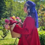 Niyati Fatnani Instagram - Phool le lo pls🌼🌺🌹🥀 Kashmir trip feels incomplete without a pic in a Kashmiri attire🤭 (Bachpan ki yaad aa gai, innocent days) . . . . #kashmiriattire #kashmir #beautiful #incredibleindia #nostalgia #niyati